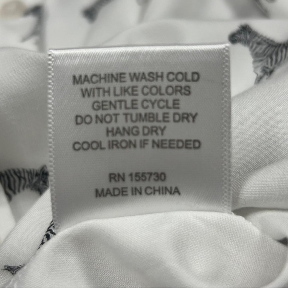 Jane and Delancey Women’s White Zebra Print Button Down Shirt Size S - Picture 4 of 7